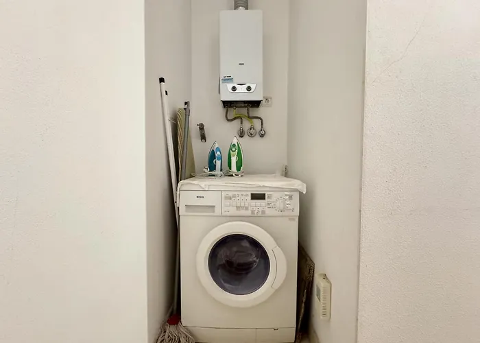 Victoria Boulevard With Pool By Homing