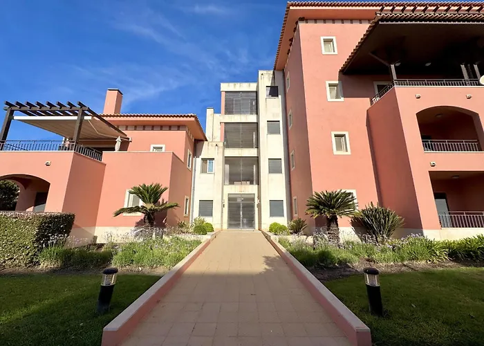 Victoria Boulevard With Pool By Homing