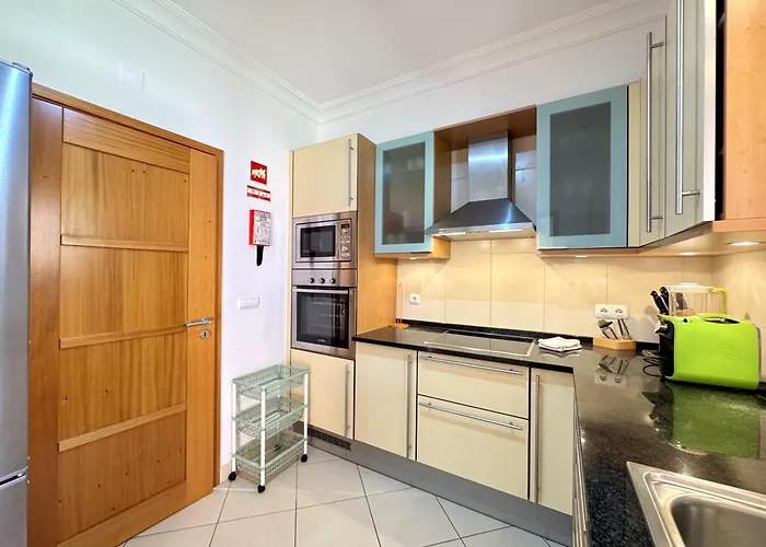 Victoria Boulevard With Pool By Homing *