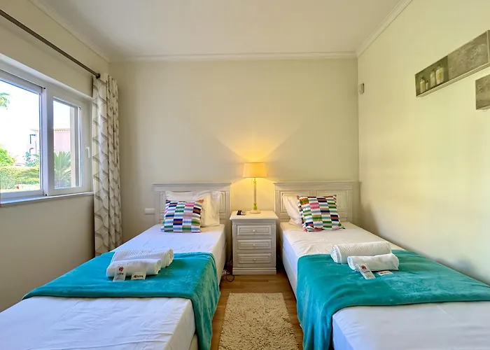 Victoria Boulevard With Pool By Homing