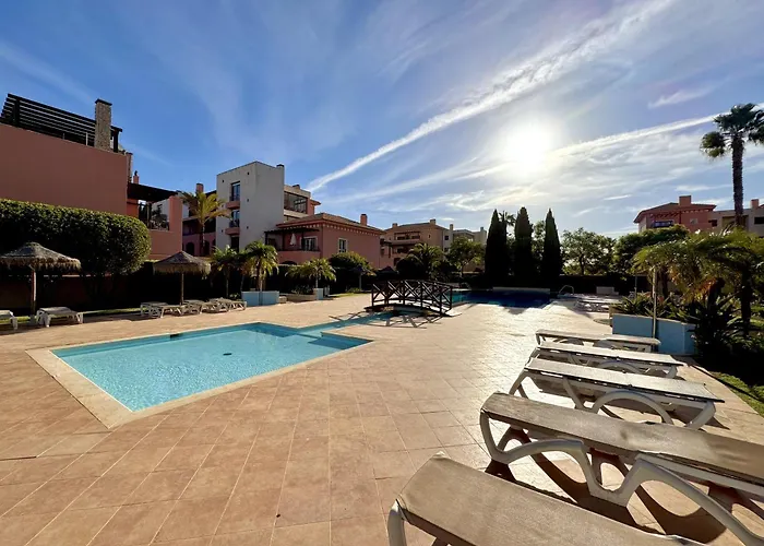 Victoria Boulevard With Pool By Homing *