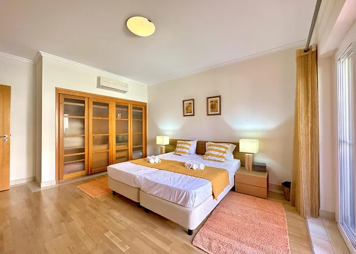 Victoria Boulevard With Pool By Homing