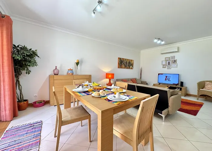 Victoria Boulevard With Pool By Homing *