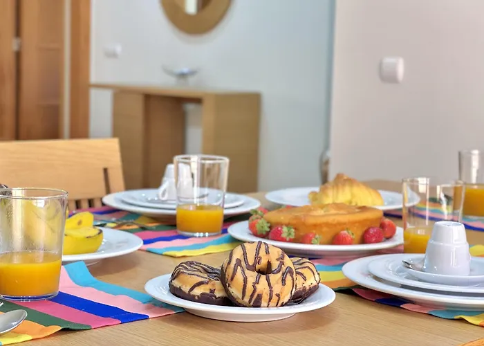 Victoria Boulevard With Pool By Homing