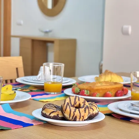 Victoria Boulevard With Pool By Homing