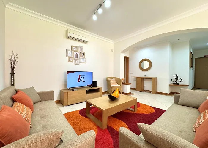 Victoria Boulevard With Pool By Homing *